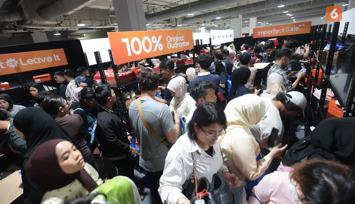 Sejumlah jastiper berburu produk diskon dalam pameran Imperfect Sale 2026 di Blok M Square, Jakarta, Jumat (30/10/2026). Mereka memanfaatkan waktu yang tersedia untuk mencari berbagai barang sesuai pesanan pelanggan. (KLY/Budy Santoso)