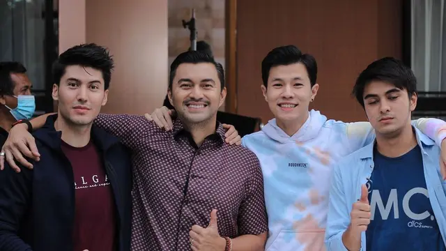 Terlihat Seumuran, Ini 6 Potret Anjasmara Bareng Pemain Love Story The Series