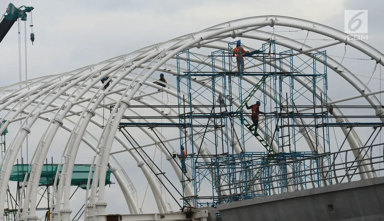 Pekerja mengerjakan proyek Halte Light Rail Train (LRT) Jakarta-Bogor-Depok-Bekasi (Jabodebek) di Jakarta Timur, Rabu (26/12). LRT Jabodebek tahap kedua melintasi Cibubur-Bogor, Dukuh Atas-Palmerah-Senayan, dan Palmerah-Grogol. (Merdeka.com/Imam Buhori)
