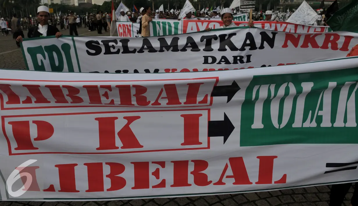 Sejumlah spanduk dibawa saat aksi menolak PKI dan Liberalisme di kawasan Monas, Jakarta, Jumat (3/6). Mereka menuntut Presiden Jokowi untuk menolak keberadaan PKI dan Liberalisme. (Liputan6.com/Johan Tallo)
