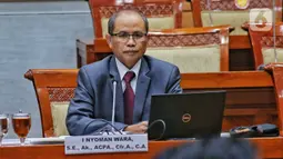 Auditor Badan Pemeriksa Keuangan (BPK), I Nyoman Wara bersiap mengikuti Uji Kelayakan dan Kepatutan (fit and proper test) Calon Pengganti Komisioner Komisi Pemberantasan Korupsi (KPK) di Ruang Rapat Komisi III DPR, Kompleks Parlemen, Senayan, Rabu (28/9/2022). Uji Kelayakan dan Kepatutan Calon Pengganti Komisioner KPK diikuti dua orang yakni Direktur Tata Usaha Negara Kejaksaan Agung, Johanis Tanak dan Auditor Badan Pemeriksa Keuangan (BPK), I Nyoman Wara yang akan menggantikan Lili Pintauli Siregar yang mengundurkan diri. (Liputan6.com/Angga Yuniar)