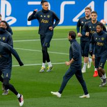 Gelandang Manchester United (MU), Paul Pogba (dua kiri) menggiring bola saat berlatih bersama rekan setimnya jelang menghadapi Barcelona pada leg kedua babak perempat final Liga Champions 2018/19 di Stadion Camp Nou, Barcelona, Senin (15/4). (AP Photo/Joan Monfort)