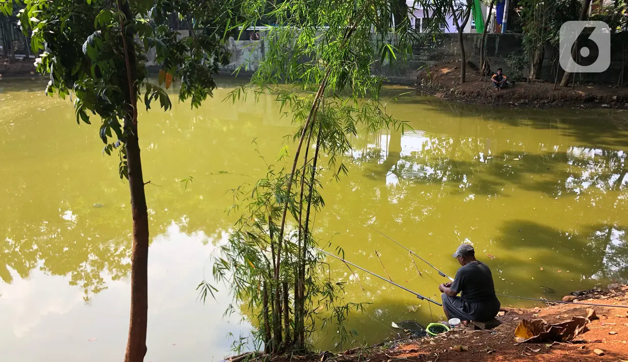 Warga memancing di Waduk Rawa Dongkal di kawasan Cibubur, Jakarta Timur, Rabu (29/7/2020). Pemerintah Kota (Pemkot) Administrasi Jakarta Timur berencana menjadikan Waduk Tiu, Waduk Setu, dan Waduk Rawa Dongkal menjadi kawasan ekowisata. (Liputan6.com/Immanuel Antonius)