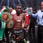 Petinju Terrence Crawford merayakan dengan sabuk juaranya setelah mengalahkan Errol Spence Jr. dalam pertandingan kelas welter Dunia di T-Mobile Arena, Las Vegas, Nevada, Amerika Serikat, Minggu, 30 Juli 2023. Crawford menang TKO di ronde sembilan. (Al Bello/Getty Images/AFPAL)