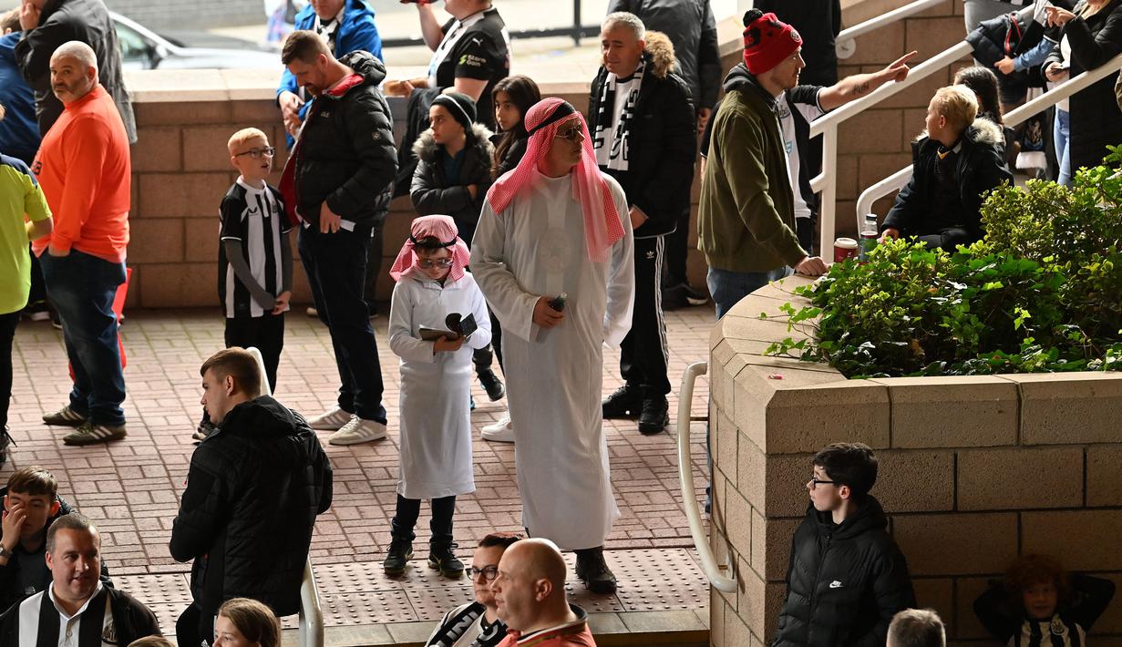 Penggemar Newcastle menunggu dimulainya pertandingan sepak bola Liga Premier Inggris antara Newcastle dan Tottenham Hotspur di St. James' Park di Newcastle, Inggris, Minggu 17 Oktober 2021. (AFP/Paul Ellis)