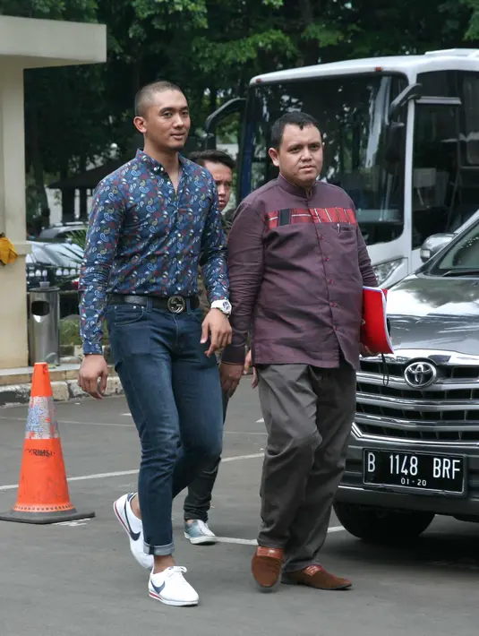 Pernah mengalami nasib serupa, komika Rizky Firdaus Wicaksana atau lebih dikenal Uus mendatangi penyidik Cyber Crime Polda Metro Jaya pada Selasa (24/10/2017). Uus datang didampingi kuasa hukum Nikita Mirzani. (Nurwahyunan/Bintang.com)