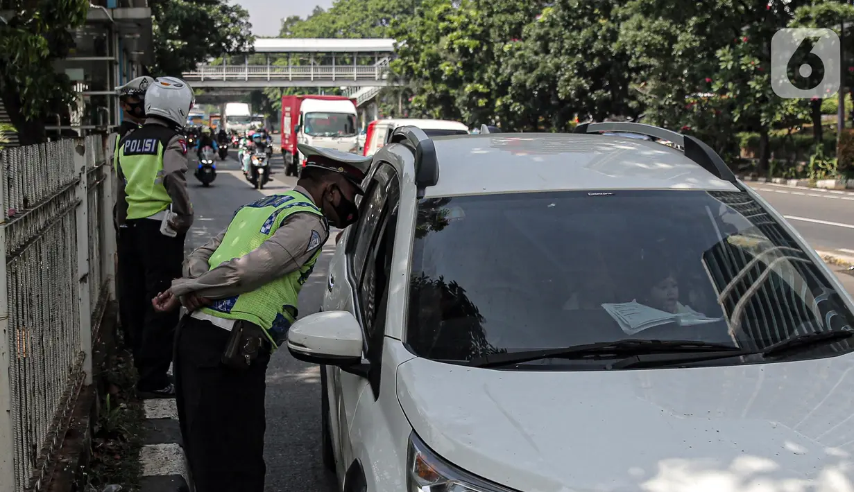 Polisi lalu lintas berkomunikasi dengan pengendara mobil saat Operasi Zebra Jaya 2022 di Jakarta, Selasa (4/10/2022). Operasi Zebra Jaya dilaksanakan pada tanggal 3 hingga 17 Oktober untuk menekan jumlah pelanggaran lalu lintas. (Liputan6.com/Faizal Fanani)