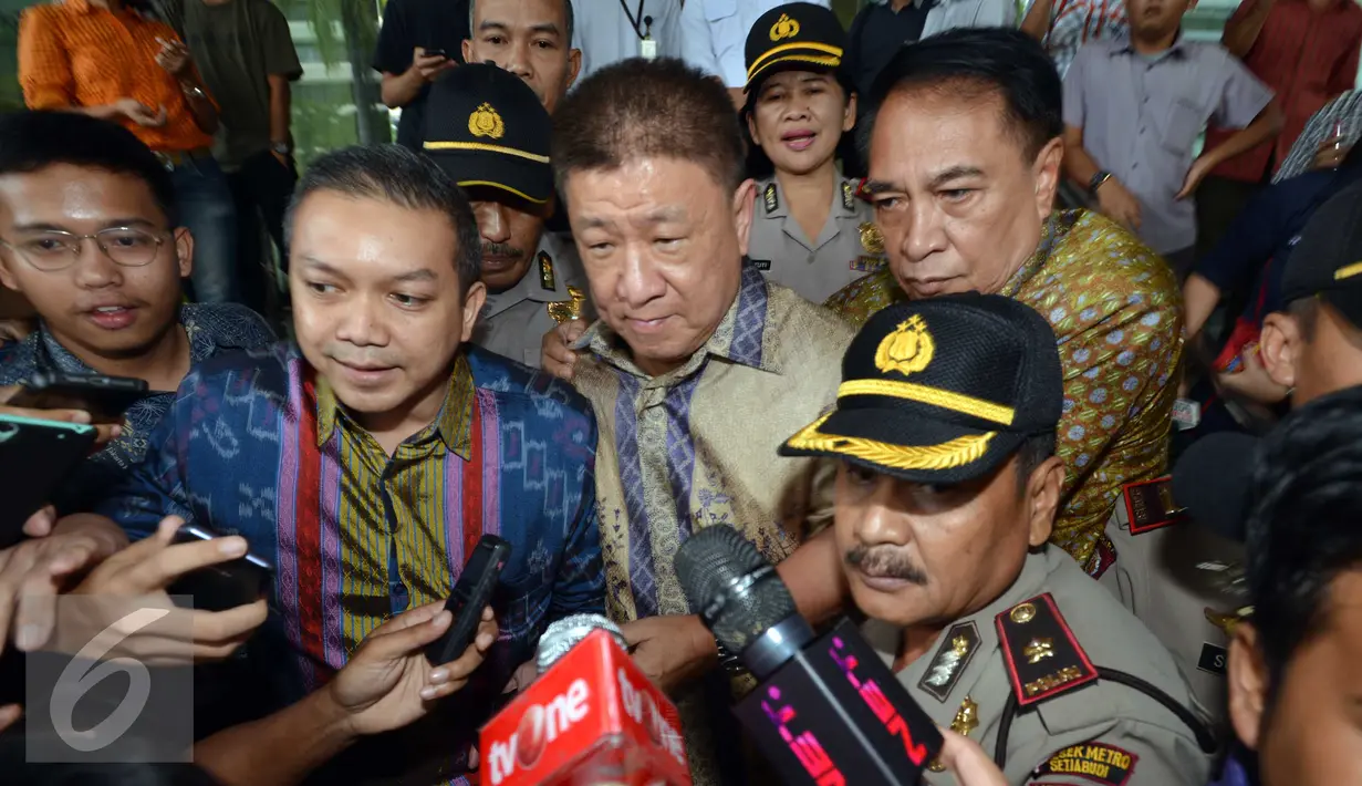 Chairman Agung Sedayu Group Sugianto Kusuma alias Aguan usai menjalani pemeriksaan KPK, Jakarta, Selasa (19/4). Aguan diperiksa sebagai saksi dengan tersangka Ketua Komisi D DPRD DKI Jakarta Mohamad Sanusi. (Liputan6.com/Helmi Afandi)