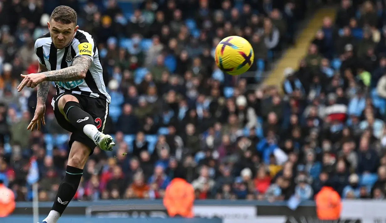 Bek Newcastle United, Kieran Trippier melepaskan tendangan bebas ke gawang Manchester City pada laga lanjutan Liga Inggris 2022/2023 di Etihad Stadium, Manchester, Sabtu (4/3/2023) malam WIB. (AFP/Paul Ellis)