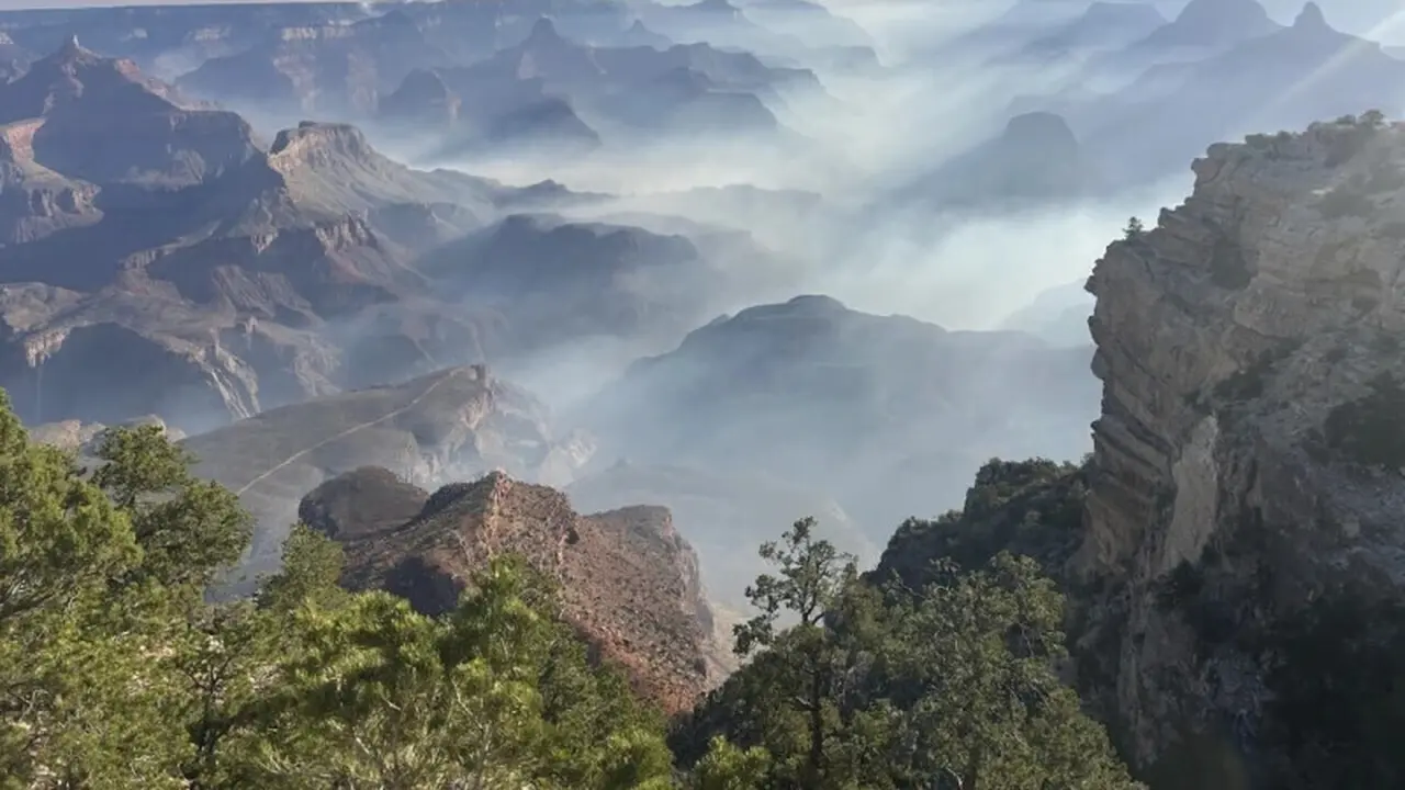 Asap kebakaran hutan menyelimuti Grand Canyon National Park (Taman Nasional Grand Canyon) di Arizona utara pada hari Jumat, 11 Juli 2025. (Joelle Baird/Taman Nasional Grand Canyon)