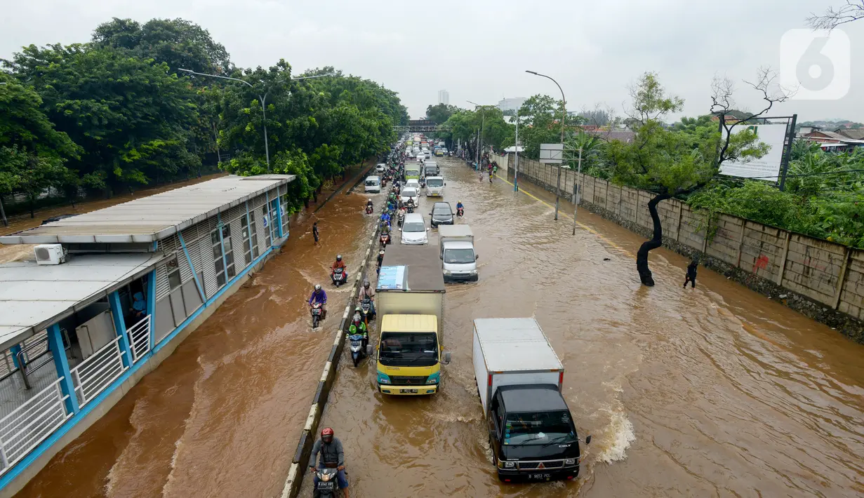 Kendaraan melintas saat banjir menggenangi Jalan Perintis Kemerdekaan, Pedongkelan, Jakarta, Sabtu (2/8/2020). Banjir akibat hujan deras yang mengguyur Jakarta sejak semalam tersebut mengakibatkan lalu lintas dari Pulo Gadung menuju Senen dan arah sebaliknya macet. (merdeka.com/Imam Buhori)