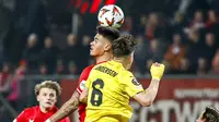 Bek Timnas Indonesia, Mees Hilgers akhirnya kembali bermain full untuk klubnya, FC Twente. Pemain berdarah Manado itu sempat menepi sekitar satu bulan karena cedera hamstring. (AFP/Vincent Jannink)