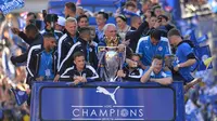 Pelatih Leicester City, Claudio Ranieri (tengah) memegang trofi juara Liga Inggris 2015/2016 saat keliling kota  Leicester, (16/5/2016). (AFP/Glyn Kirk)