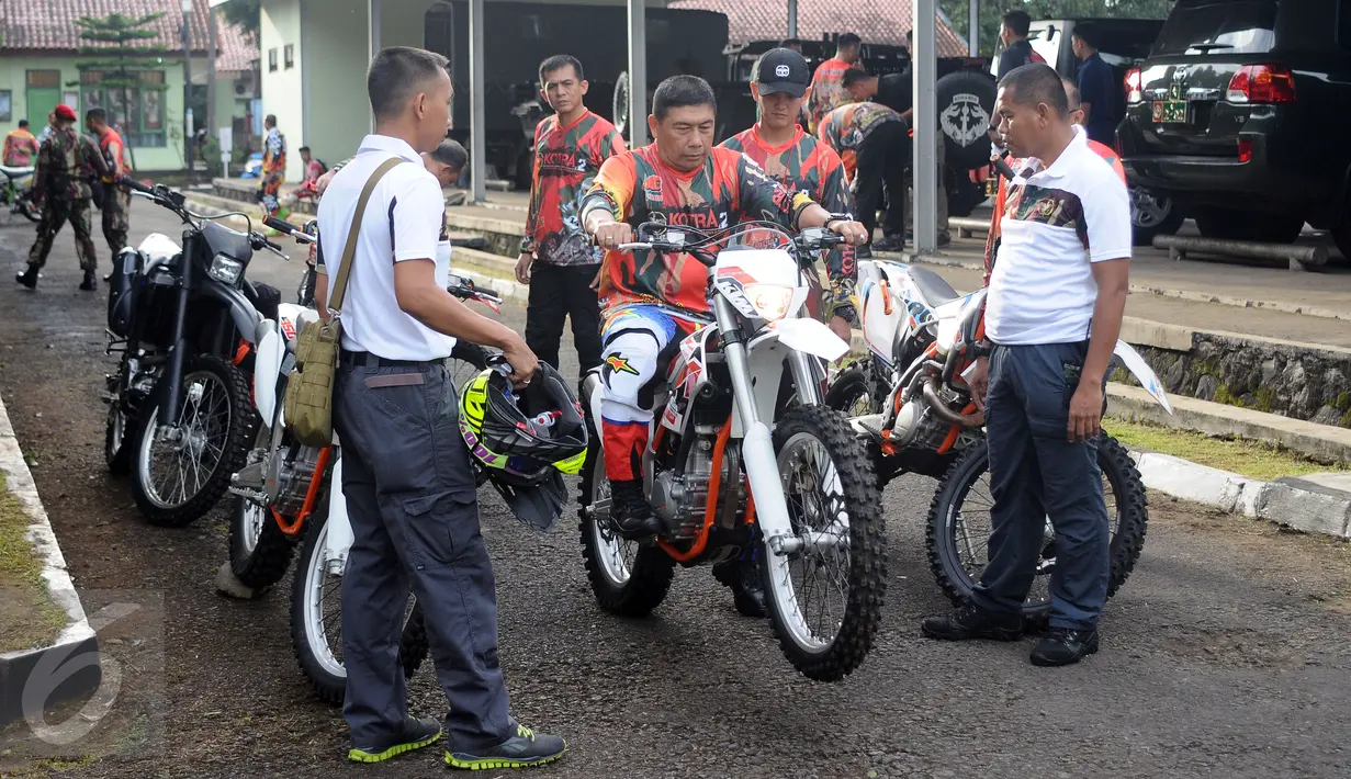 Danjen Kopassus, Mayjen TNI Madsuni (tengah) mencoba motor jelang membuka Komando Trail Adventure (Kotra) 2 di Yon 14 Grup 1 Kopassus, Bogor, Jawa Barat, Sabtu (8/4). Acara ini bagian perayaan HUT Kopassus ke-65. (Liputan6.com/Helmi Fithriansyah) 