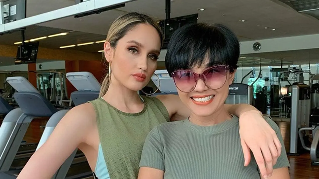 7 Pesona Ibu Cinta Laura, Selalu Tampil Stylish dan Awet Muda