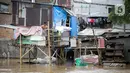 Warga permukiman bantaran Sungai Ciliwung memeriksa kandang burung saat banjir, Jakarta, Senin (10/10/2022). Hingga pukul 09.00 WIB hari ini, Badan Penanggulangan Bencana Daerah (BPBD) DKI Jakarta mencatat sebanyak 68 RT di Jakarta terendam banjir akibat luapan Sungai Ciliwung. (Liputan6.com/Faizal Fanani)