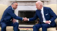 Presiden AS Joe Biden berjabat tangan dengan Perdana Menteri Irak Mustafa Al-Kadhimi (kiri) di Kantor Oval Gedung Putih.  (AFP/SAUL LOEB)