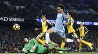 Aksi pemain Manchester City, Leroy Sane mengecoh kiper Arsenal, Petr Cech  pada laga Premier League di Etihad Stadium, (18/12/2016). (Action Images via Reuters/Carl Recine)