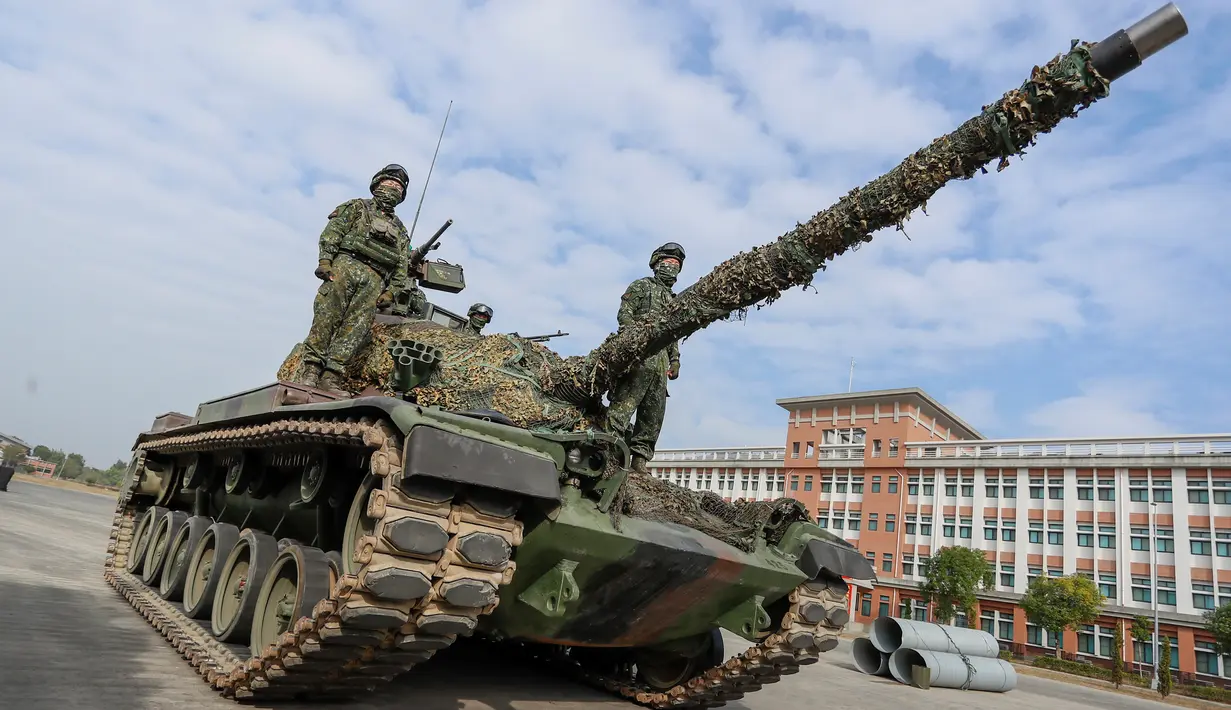 Tentara berjaga di atas tank saat latihan peningkatan kesiapsiagaan yang mensimulasikan pertahanan terhadap gangguan militer China jelang Tahun Baru Imlek di Kota Kaohsiung, Taiwan, 11 Januari 2023. China memperbarui ancamannya untuk menyerang Taiwan dan memperingatkan bahwa negara tersebut telah "bermain api". (AP Photo/Daniel Ceng)