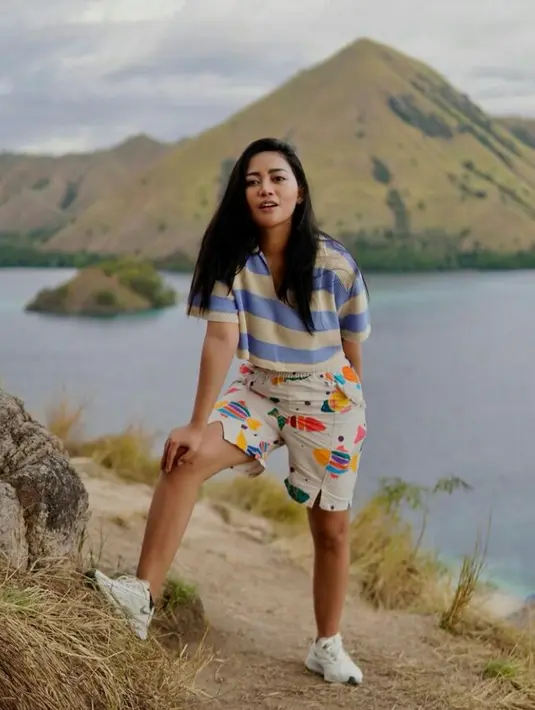 Perempuan yang akrab disapa "Buna" ini pamerkan gaya kasual  dengan Keep You In Stripes POLO Crop Top dari Cider seharga Rp426ribu dan Moana Short Pants sekitar Rp355 ribu. (Instagram.com/Rachelvennya)