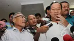 Wakil Ketua Umum Partai Golkar kubu Agung Laksono, Agus Gumiwang Kartasasmita (kanan) bersama Ketua DPP bidang Hukum Lauren Siburian (kiri) mendatangi Bareskrim Mabes Polri, Jakarta, Jumat (27/3/2015). (Liputan6.com/Helmi Afandi)