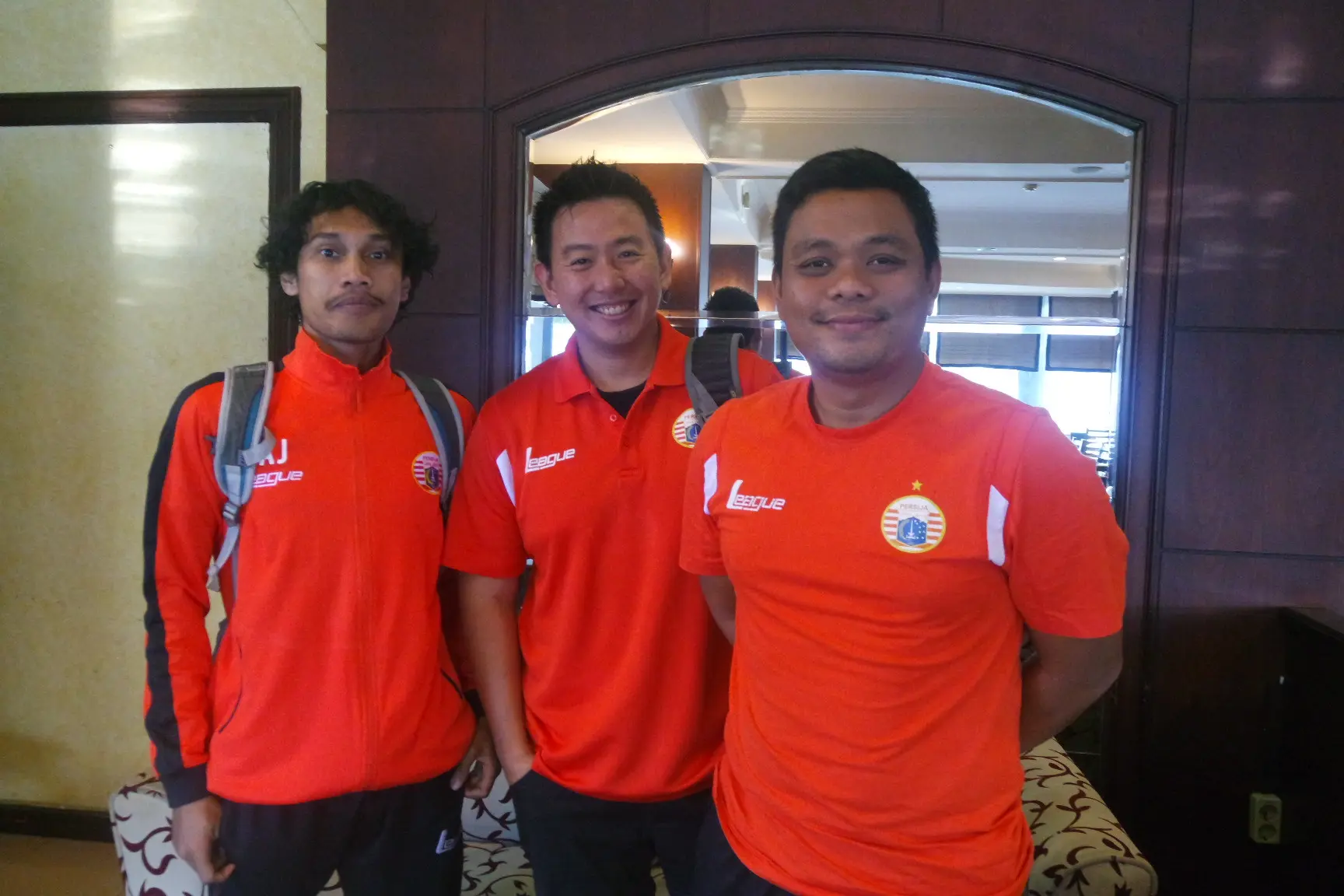 Tim medis Persija Jakarta, dari kiri ke kanan, Adit Bento (masseur), dr. Donny Kurniawan (dokter tim), dan Muhammad Yanizar Lubis (fisioterapis). (Bola.com/Zulfirdaus Harahap)