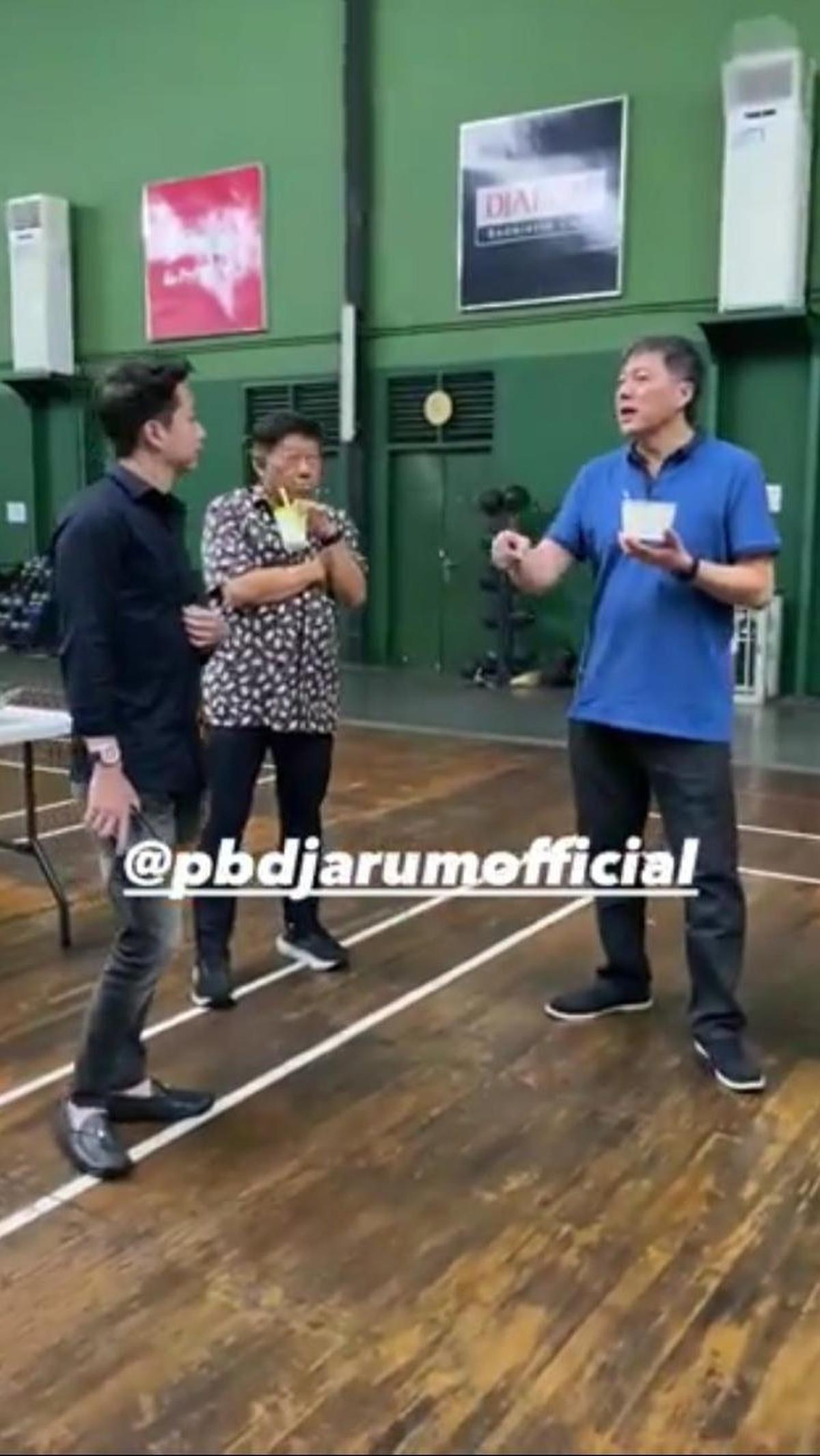 Di momen ini, Kevin pun tampak sempat mengobrol dengan pelatihnya, Aryono Miranat.