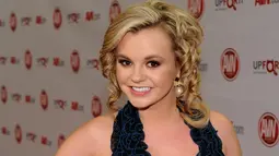 Bree Olson memeriksa diri ke dokter untuk memastikan apakah dirinya terkena HIV. Hal itu dilakukan karena ia pernah menjadi pacar Charlie Sheen yang membuat heboh dengan pengakuannya telah mengidap HIV. (AFP Photo)