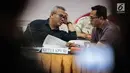 Ketua KPU, Arief Budiman berbincang disela rapat koordinasi persiapan debat pasangan calon Presiden dan calon Wakil Presiden di Jakarta, Rabu (19/12). Rapat membicarakan persiapan debat pasangan capres-cawapres Pilpres 2019. (Liputan6.com/Faizal Fanani)