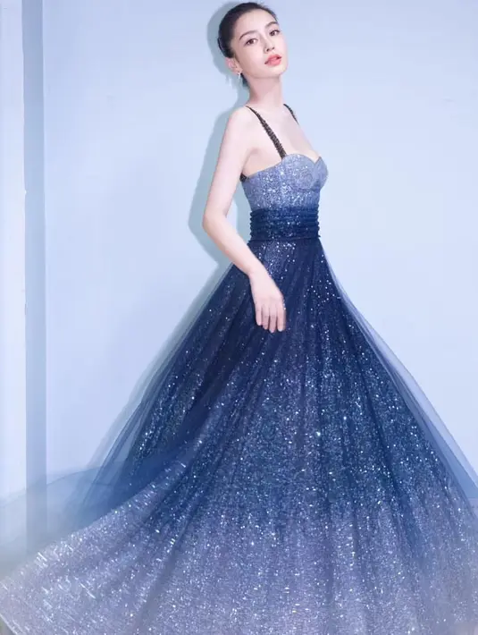 Mirip dengan balerina, Angelababy cantik dengan gaun sequin bergradasi biru. Strapline dress ini menampilkan leher Angelababy yang lebih jenjang.