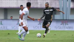 Pemain Dewa United, Dimitrios Kolovos berusaha mengumpan bola pada laga pekan pertama BRI Liga 1 2023/2024 antara Dewa United melawan Arema FC di Stadion Indomilk, Tangerang, Minggu (2/7/2023). (Bola.com/Bagaskara Lazuardi)