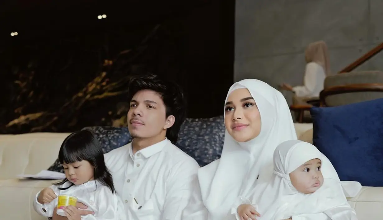 Sedangkan di acara doa pelepasan, pasutri ini dan kedua anak mereka tampil kompak dengan outfit berwarna putih. [Foto: Instagram/attahalilintar]