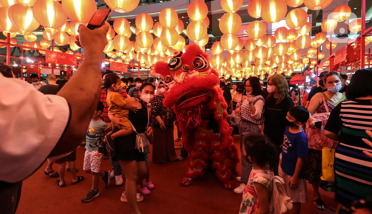 Pengunjung menyaksikan atraksi kelompok barongsai di mal kawasan Jakarta, Minggu (30/1/2022). Dalam rangka menyambut Tahun Baru Imlek, Mal di Jakarta menghadirkan atraksi barongsai yang untuk menghibur pengunjung dan menarik daya beli masyarakat. (Liputan6.com/Johan Tallo)