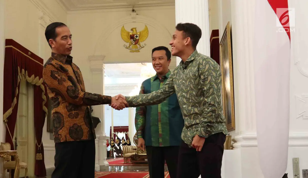 Presiden Joko Widodo (Jokowi) berjabat tangan dengan pemain timnas U-19 Egy Maulana Vikri di Istana Merdeka, Jakarta, Jumat (23/3). Pertemuan antara Presiden Jokowi dan Egi Maulana berlangsung di luar agenda resmi Kepresidenan. (Liputan6.com/Angga Yuniar)