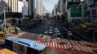 Suasana arus lalu lintas di persimpangan di Bangkok, Thailand pada Senin (4/1/2021). Pejabat kesehatan di Thailand pada Senin mencatat 745 kasus virus corona baru, rekor tertinggi harian di negara itu sejak pandemi COVID-19 melanda Negeri Gajah Putih pada Februari 2020. (Jack TAYLOR / AFP)