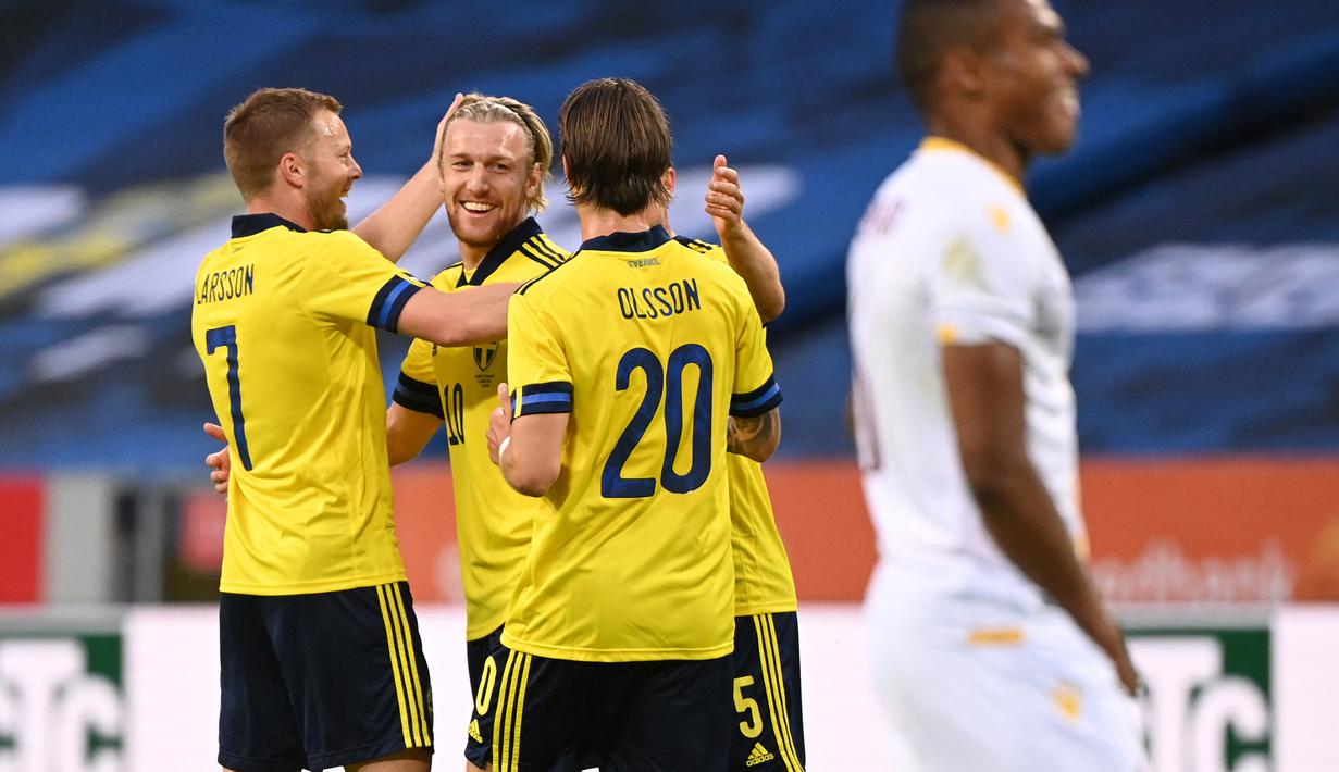 Gelandang Swedia, Emil Forsberg (tengah) melakukan selebrasi dengan rekan setim usai mencetak gol pertama Swedia ke gawang Armenia dalam laga uji coba menjelang berlangsungnya Euro 2020 di Solna, Sabtu (5/6/2021). Swedia menang 3-1 atas Armenia. (AFP/Jonathan Nackstrand)
