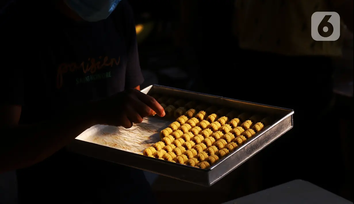 Pekerja tengah mengecek kue kering di industri rumahan Dea cake di Tangerang, Selasa (27/4/2021). Meskipun dimasa pandemi di saat ramadhan permintaan kue kering di tempat tersebut meningkat 100 persen dari pada tahun sebelumnya.  (Liputan6.com/Angga Yuniar)