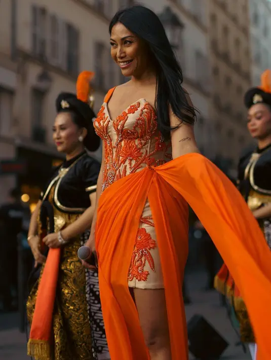 Anggun juga ditemani puluhan penari asal Solo, Jawa Tengah. Selain itu, orkestra gamelan juga mengiringi aksi nyindennya di Rue de Rivoli, jalanan di pusat kota Paris. (Instagram/anggun_cipta)