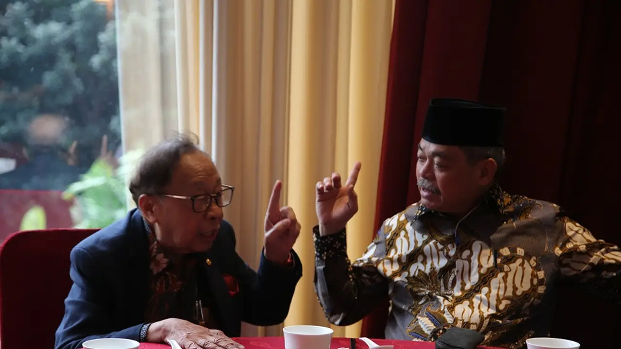 Ketua Umum Apkasi Bursah Zarnubi (kanan) berbincang dengan President International Academicians Science and Technology Innovation Centre (IASTIC) Prof C C Chan di Jakarta, Minggu (5/10/2025) (Istimewa)