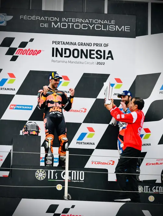 Presiden Joko Widodo memberikan piala kepada pemenang MotoGP Indonesia 2022 Miguel Oliveira di Sirkuit Mandalika, Lombok, Nusa Tenggara Barat, Minggu (20/3/2022). (Foto: Laily Rachev-Biro Pers Sekretariat Presiden)