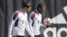 Gelandang Bayern Munchen Serge Gnabry dan Marcel Sabitzer tiba untuk sesi latihan sebelum leg kedua babak perempat final Liga Champions 2021/22 di Munich, Senin (11/4/2022). Bayern Munchen akan menjamu Villarreal pada Rabu 13 April 2022 dini hari WIB di Allianz Arena. (AP Photo/Matthias Schrader)