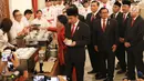 Presiden Joko Widodo (Jokowi) dan Ibu Negara, Iriana Joko Widodo mencicipi kopi lokal di ruang belakang Istana Negara, Jakarta, Selasa (15/8). Jokowi menyempatkan diri minum kopi bersama jajaran menterinya. (Liputan6.com/Angga Yuniar)