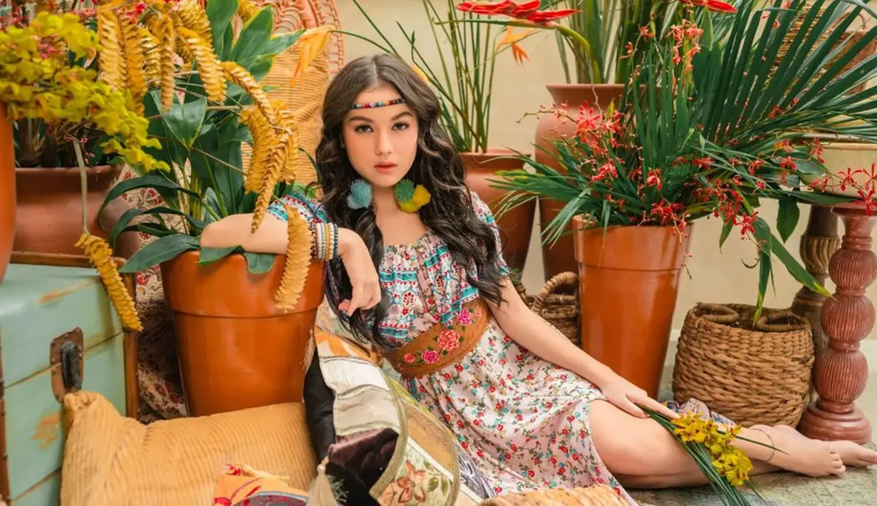 Rambut panjang Saskia Chadwick membuat penampilannya kian memesona di pemotretan kali ini. Wajah tanpa ekspresi memperlihatkan sisi cantik lainnya dari artis muda kelahiran Denpasar, Bali ini. (Liputan6/IG/@riomotret)