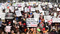 Orang-orang tiba untuk demonstrasi "March for Our Lives" menentang kekerasan senjata di Washington, D.C. pada 24 Maret 2018. Dipicu oleh pembantaian di sekolah menengah Florida, ratusan ribu orang Amerika Serikat (AS) diperkirakan akan turun ke jalan di kota-kota dalam protes terbesar untuk pengendalian senjata. (AFP/Nicholas Kamm)