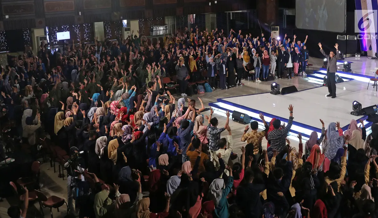 Motivator Tung Desem Waringin mengajak peserta mengangkat tangan saat berbagi pengalaman hidup dalam Emtek Goes To Campus (EGTC) 2018 di Universitas Gadjah Mada (UGM), Yogyakarta, Kamis (18/10). (Liputan6.com/Herman Zakharia)