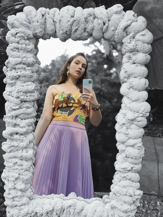 Kali ini, rok dengan material pleats membuat gaya semakin modern dan feminin. [Foto: Instagram/ Chelsea Islan]