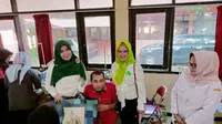 Ning Lia memberi support kepada para difabel agar tetap kreatif dan mandiri. (Istimewa).