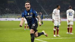 Inter Milan berhasil unggul 1-0 pada menit ke-29. Sundulan Lautaro Martinez memanfaatkan umpan tendangan sudut Hakan Calhanoglu tidak mampu dibendung kiper Cagliari, Alessio Cragno. (AP/Luca Bruno)