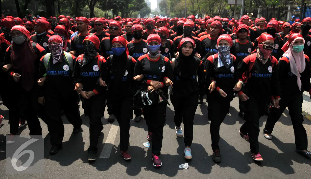 Buruh berpegangan tangan berjalan menuju Istanan Merdeka, Jakarta, Kamis (29/10/2015). Buruh menuntut agar Presiden Joko Widodo mencabut Peraturan Pemerintah Nomor 78 Tahun 2015 tentang Pengupahan. (Liputan6.com/Gempur M Surya)