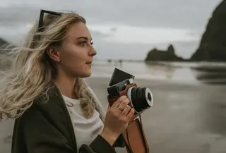 Destinasi Traveling Perempuan Stylish (Photo by Katie Drazdauskaite on Unsplash)